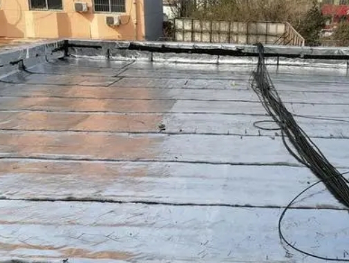 呼伦贝尔卫生间漏水维修公司分享下呼伦贝尔屋面楼顶防水刚性防水层施工要点。